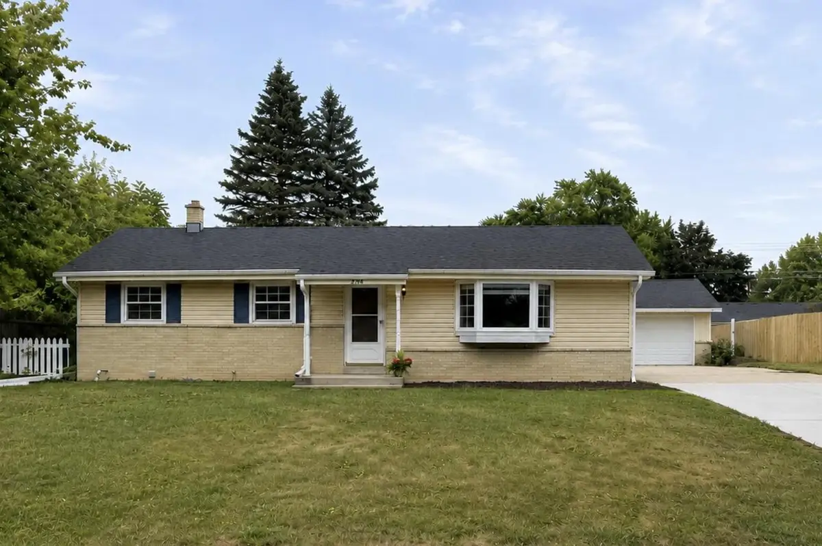 228 S Colonial PARKWAY, Saukville, WI 53080 - #1