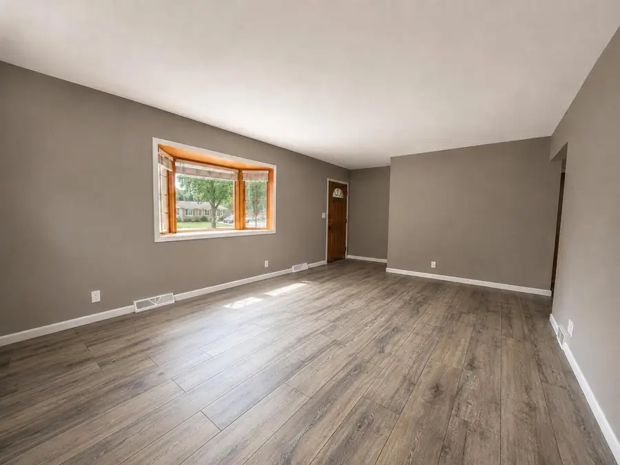 228 S Colonial PARKWAY, Saukville, WI 53080 - #2