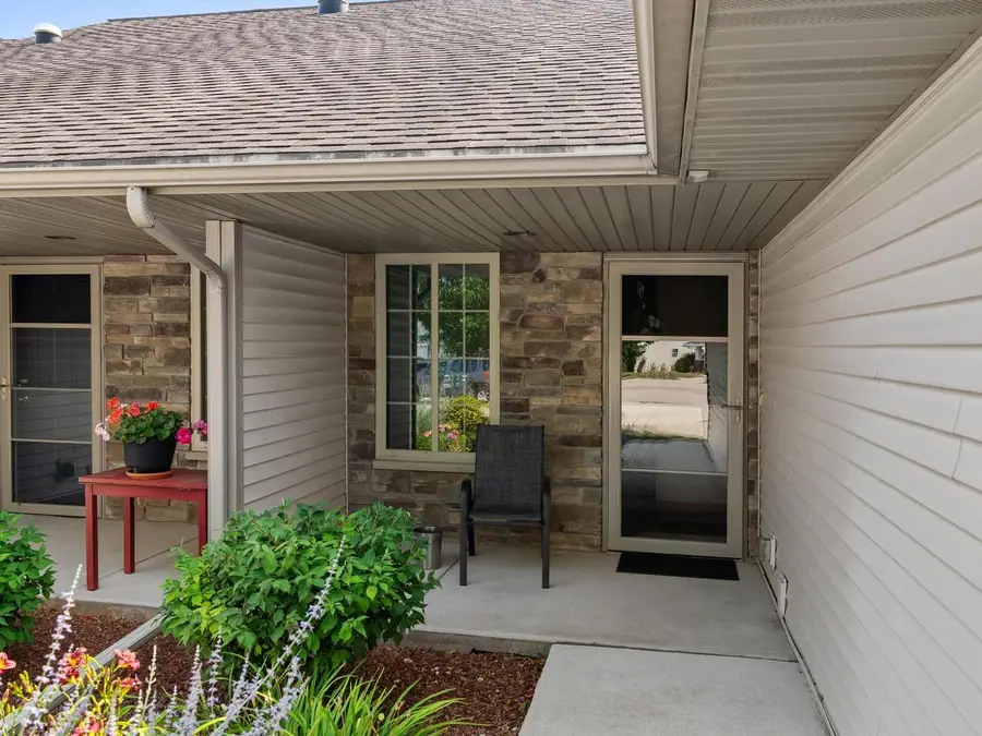 537 Mapleleaf COURT, Manitowoc, WI 54220 - #2