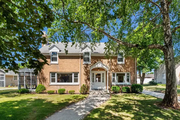 1212 Fairmont LANE, Manitowoc, WI 54220