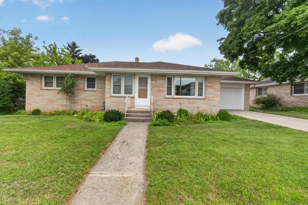 1068 Cedar STREET, West Bend, WI 53095 - #1