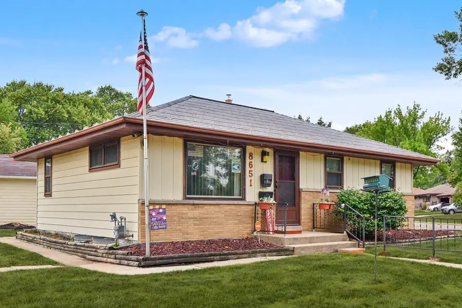 8651 W Crossfield AVENUE, Milwaukee, WI 53225 - #2