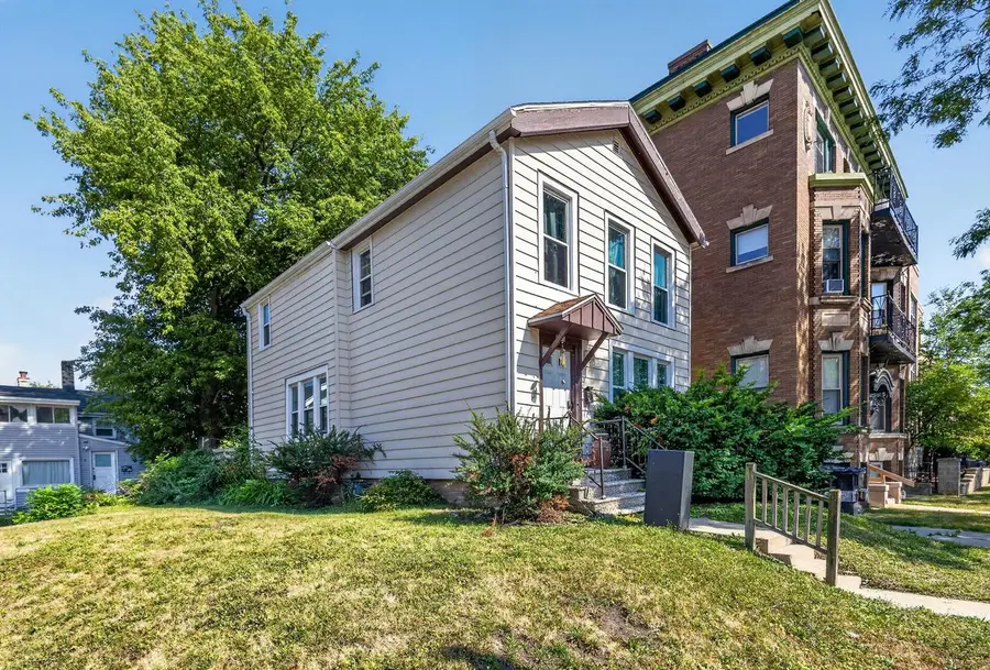 1450 N Humboldt AVENUE, Milwaukee, WI 53202 - #2
