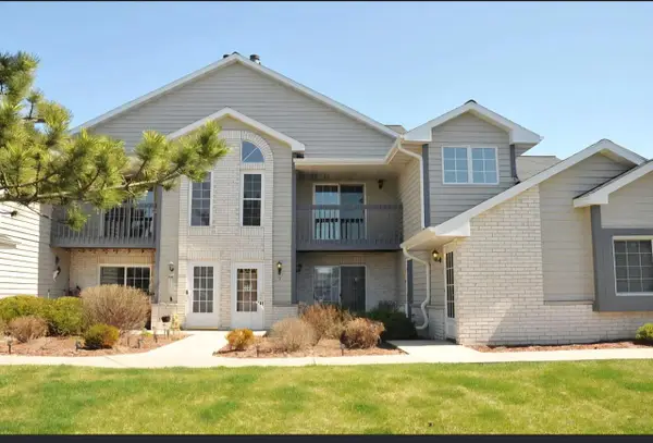W240N2566 E Parkway Meadow CIRCLE #3, Pewaukee, WI 53072