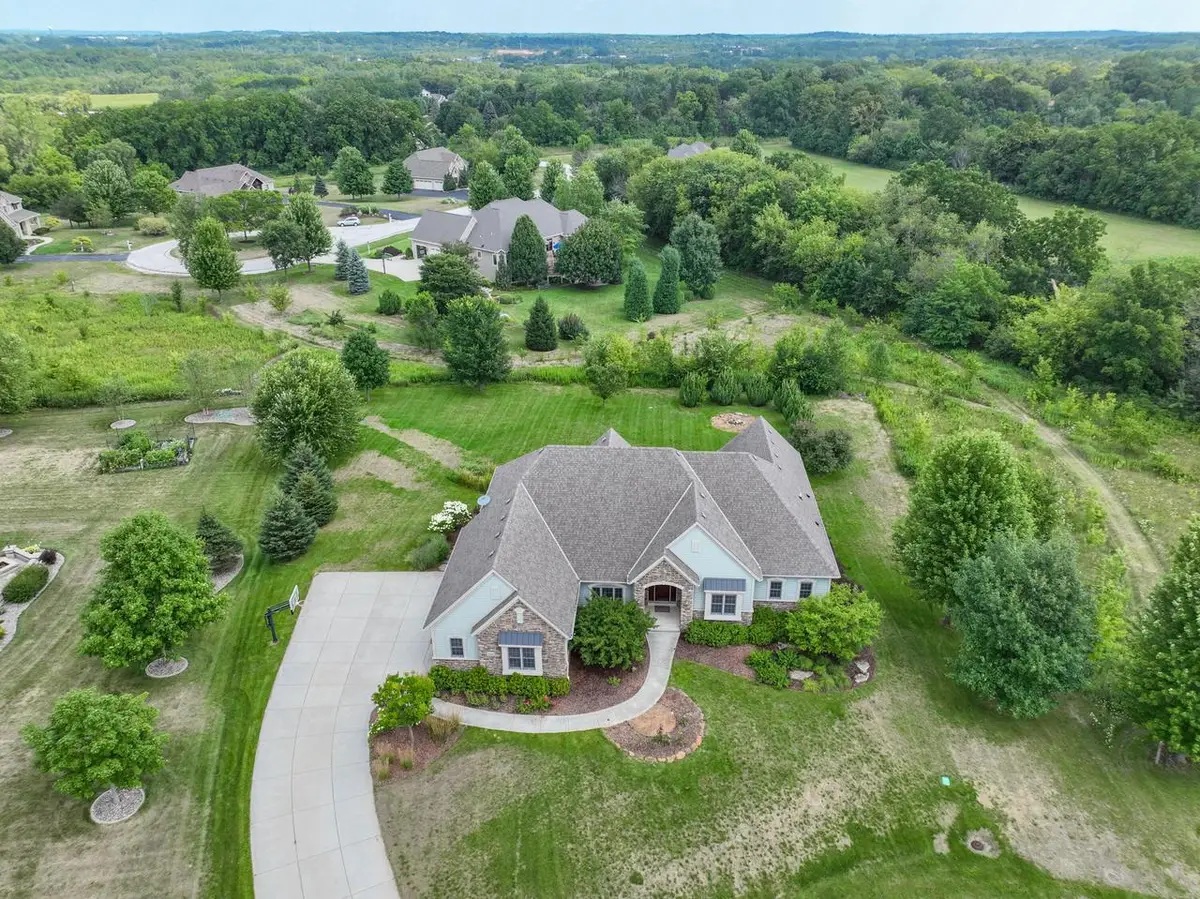 20110 Settlers Hollow LANE, New Berlin, WI 53146 - #1