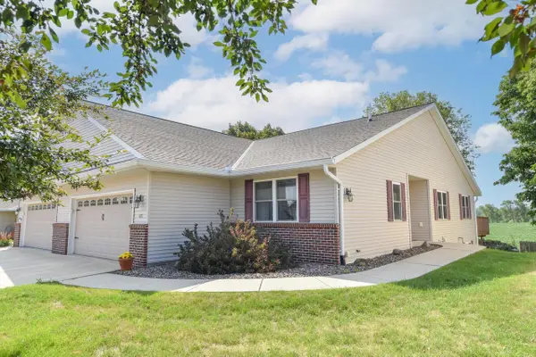 615 Ne Shna Bek TRAIL #9, Kewaskum, WI 53040
