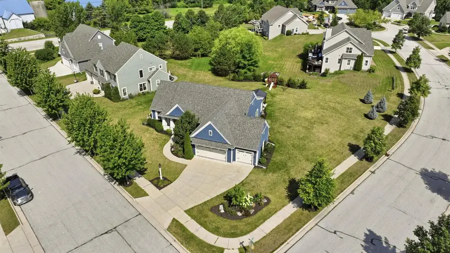1724 Moccasin TRAIL, Waukesha, WI 53189 - #2