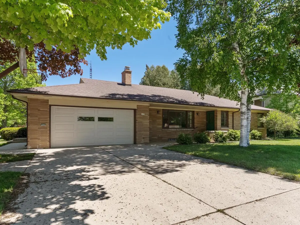 1127 Lincoln BOULEVARD, Manitowoc, WI 54220 - #1