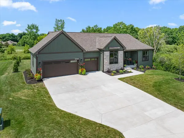 W194N15787 East Gate COURT, Jackson, WI 53037