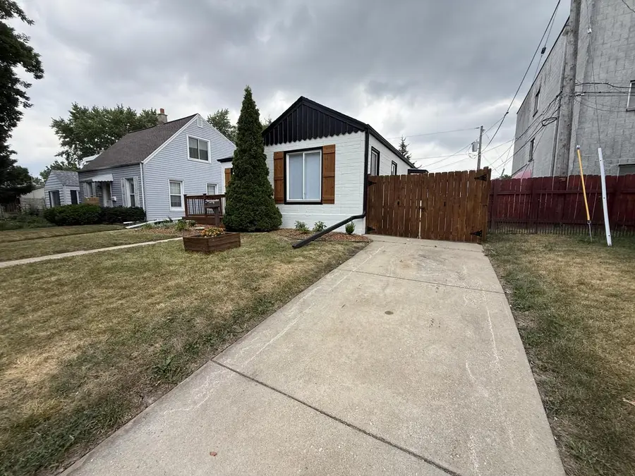 2586 S 77th STREET, West Allis, WI 53219 - #3