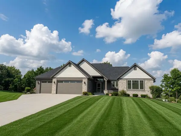 S54W25358 Pebble Brook COURT, Waukesha, WI 53189