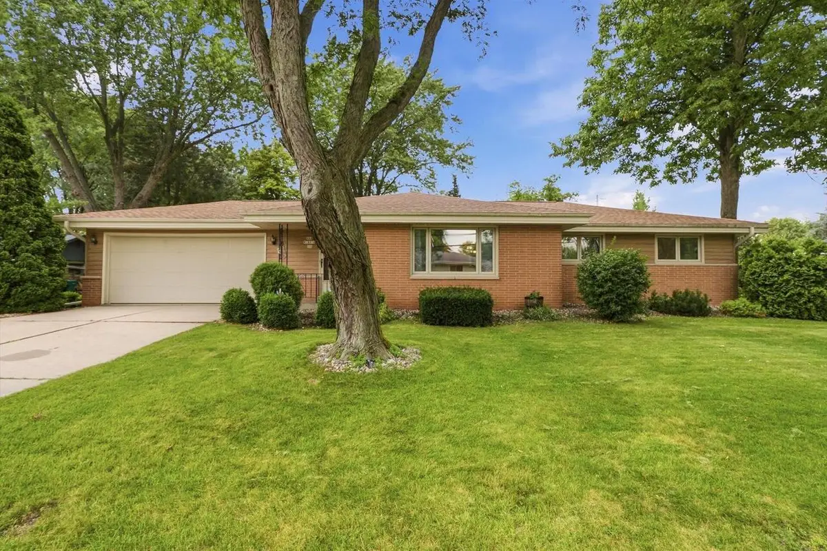 N88W18016 Christman ROAD, Menomonee Falls, WI 53051 - #1