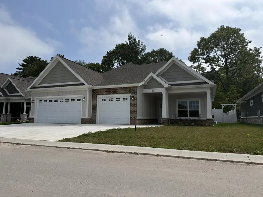327 Lynx LANE, Manitowoc, WI 54220 - #2