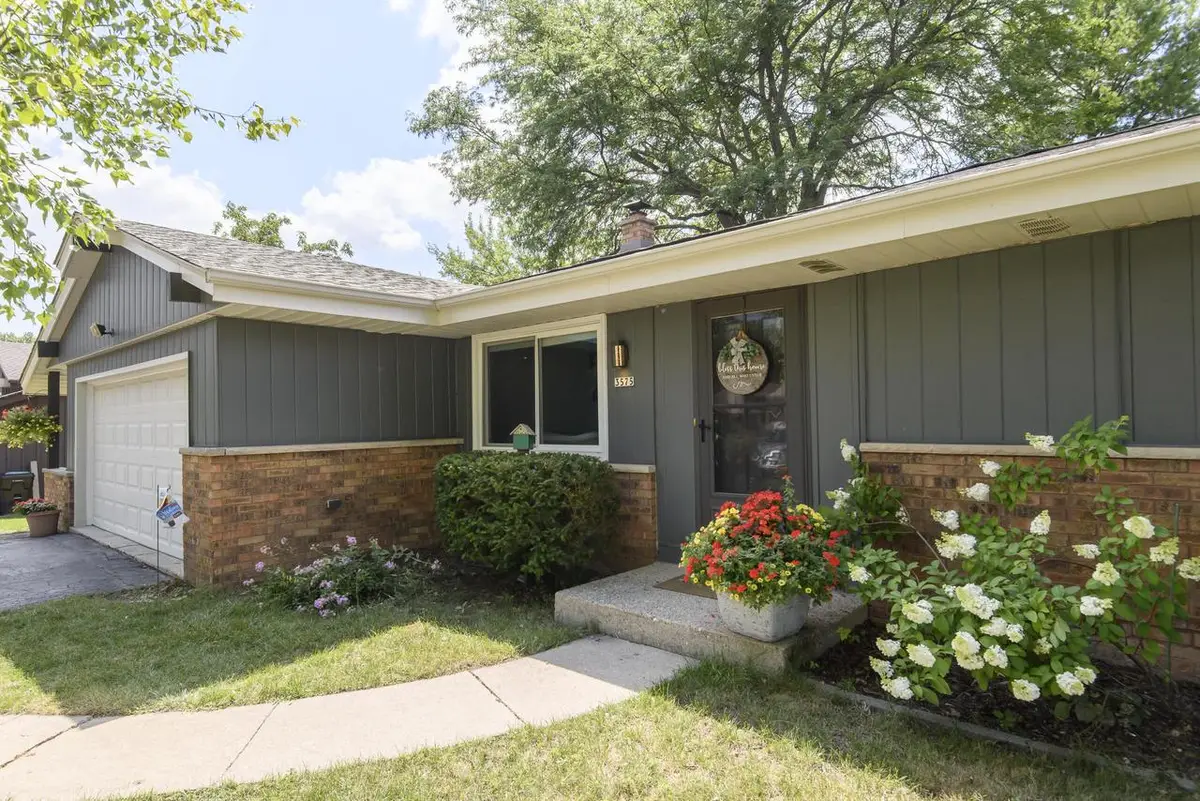 3575 S Cottonwood ROAD, New Berlin, WI 53151 - #1