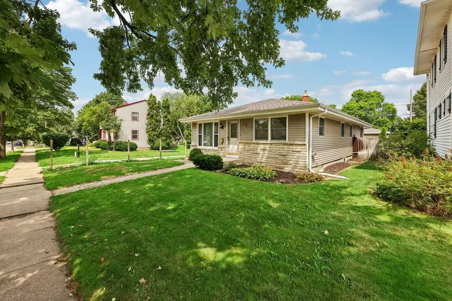 146 Harrison AVENUE, Waukesha, WI 53186 - #3