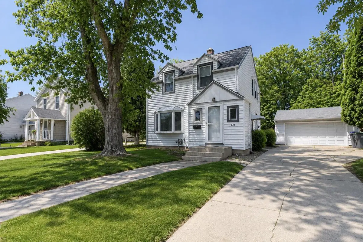 242 E Gauer CIRCLE, Milwaukee, WI 53207 - #1