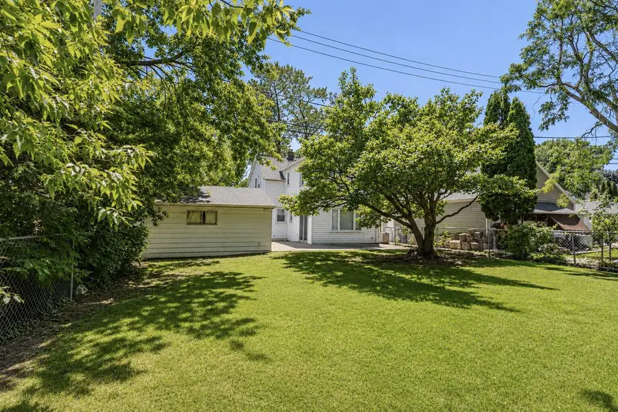 242 E Gauer CIRCLE, Milwaukee, WI 53207 - #3