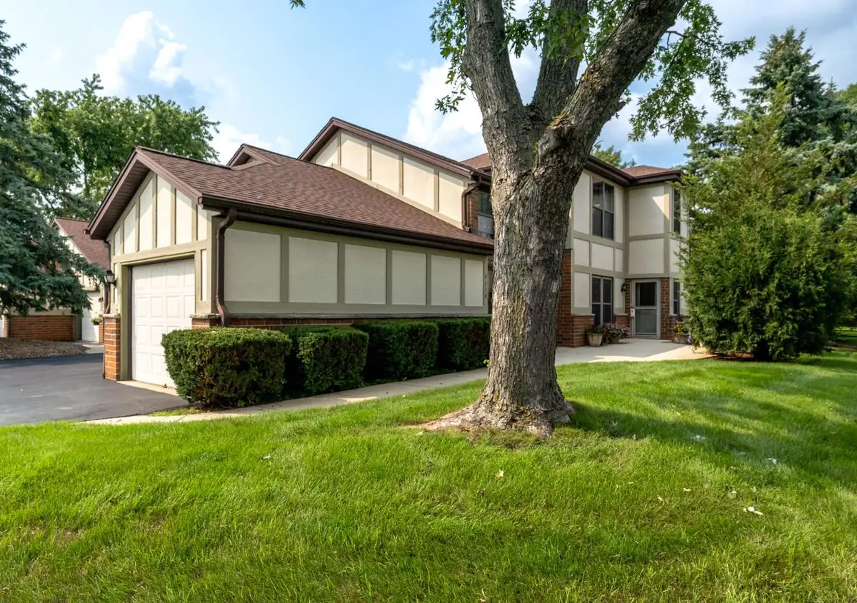 8110 S Forest Hills CIRCLE, Franklin, WI 53132 - #1