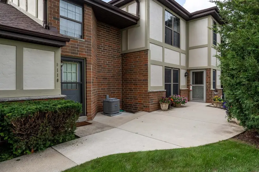 8110 S Forest Hills CIRCLE, Franklin, WI 53132 - #2