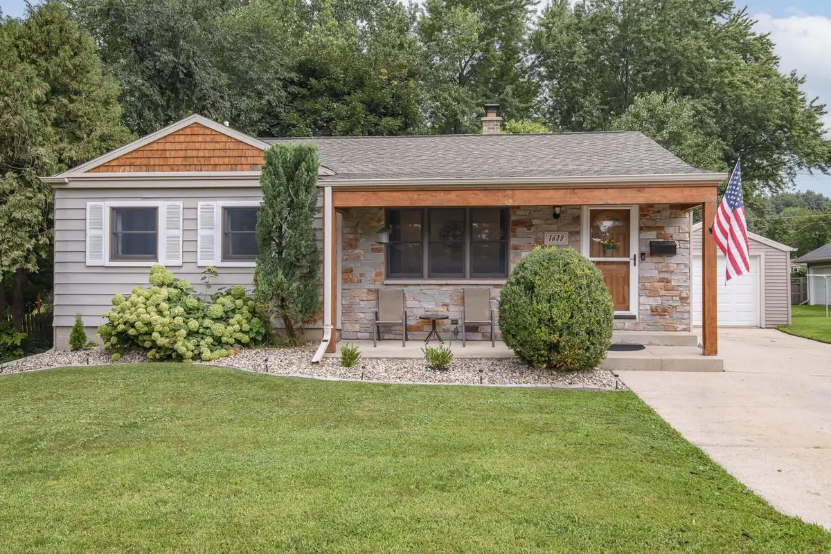 1608 Beverly LANE, West Bend, WI 53090 - #1