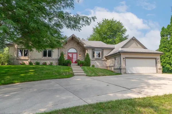 16520 W Heatherly DRIVE, New Berlin, WI 53151