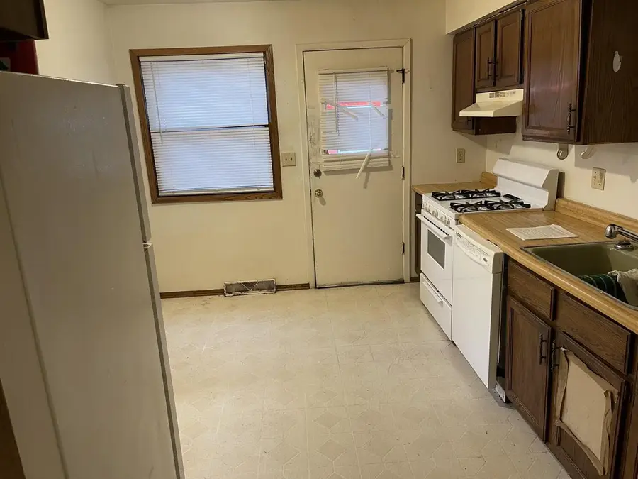 9105 W Howard AVENUE, Greenfield, WI 53228 - #2