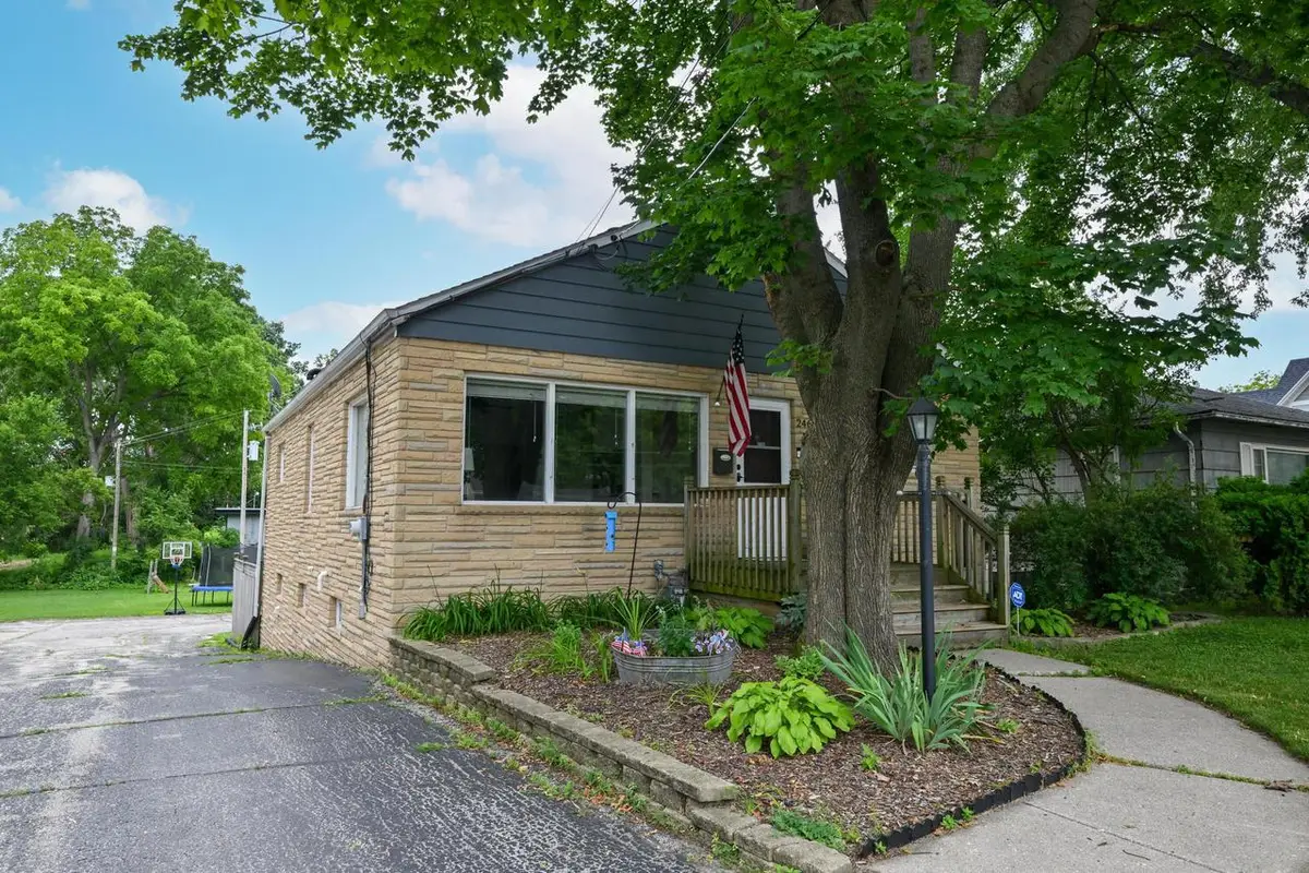 246 North AVENUE, Hartland, WI 53029 - #1