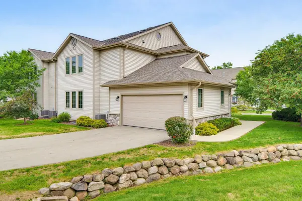 2215 Circle RIDGE #B, Delafield, WI 53018