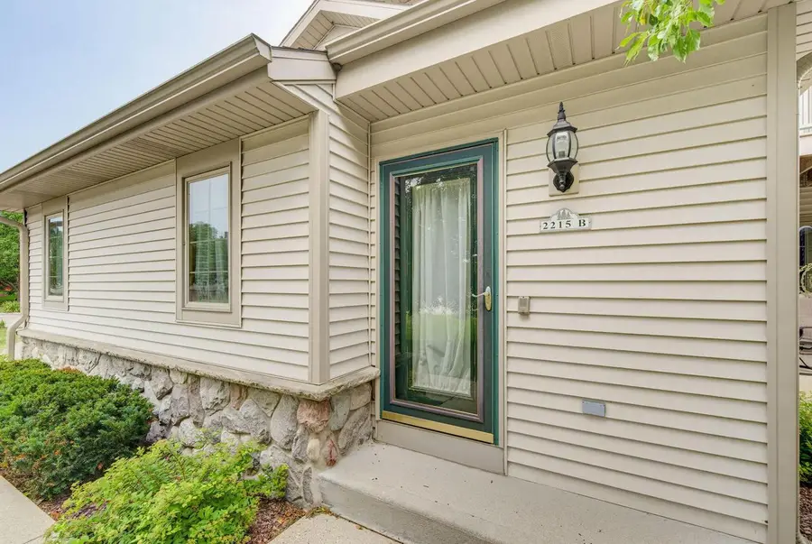 2215 Circle RIDGE #B, Delafield, WI 53018 - #3