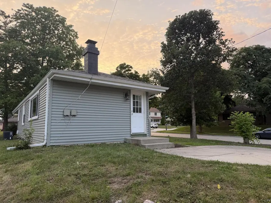 8035 W Warnimont AVENUE, Milwaukee, WI 53220 - #3
