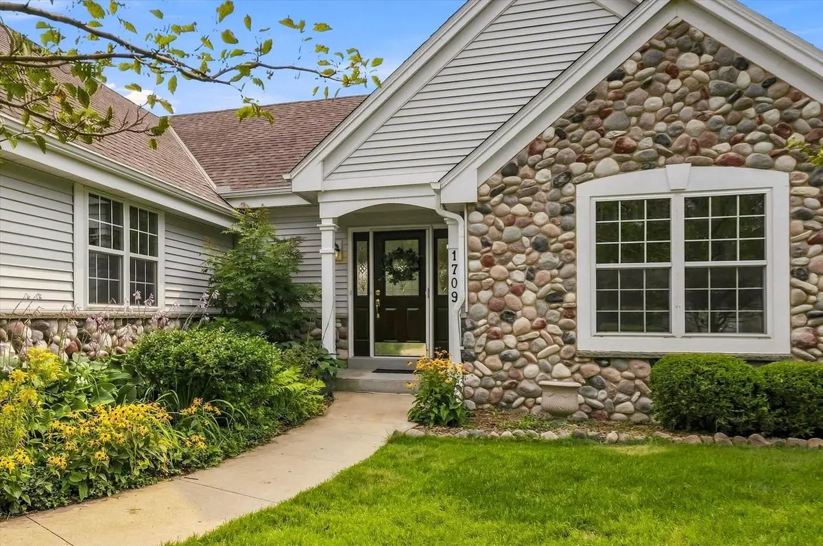 1709 Tumbleweed CIRCLE, West Bend, WI 53095 - #1