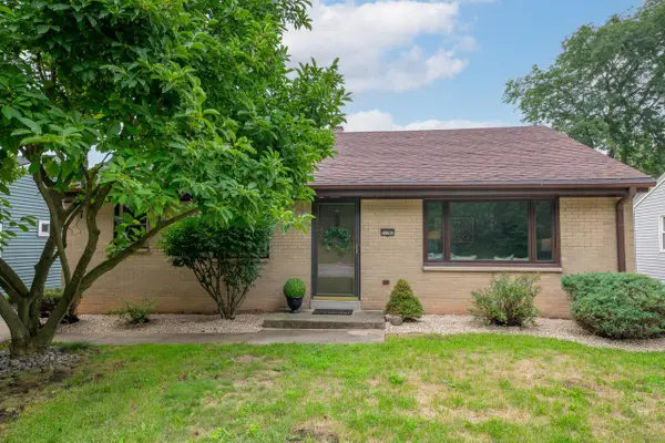 11707 W Oxford PLACE, Wauwatosa, WI 53226