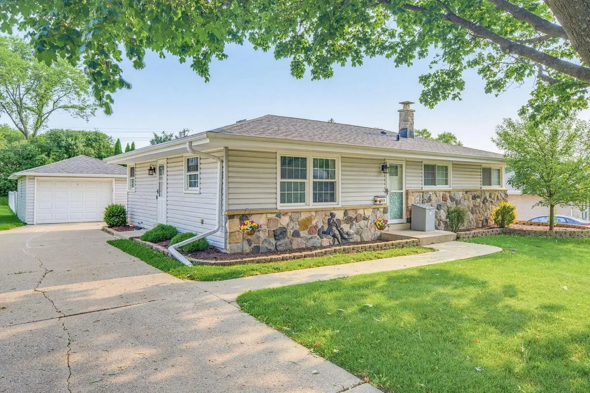 6619 Manchester DRIVE, Greendale, WI 53129 - #1