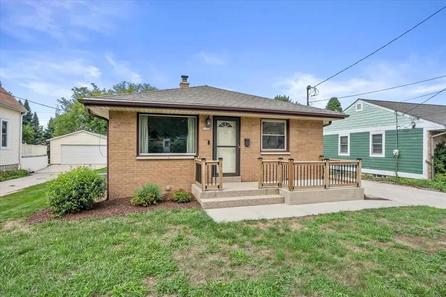 2722 E Denton AVENUE, Saint Francis, WI 53235 - #2