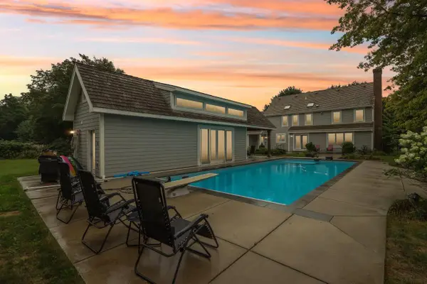 165 Hickory DRIVE, Delafield, WI 53018