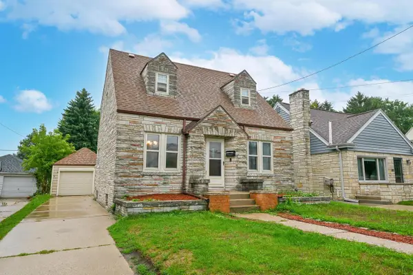 1828 E Eden PLACE, Saint Francis, WI 53235