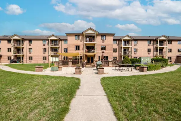 530 N Silverbrook DRIVE #327, West Bend, WI 53090