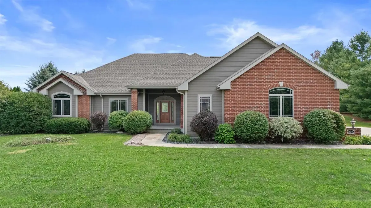 227 Hunters CROSSING N, Slinger, WI 53086 - #1