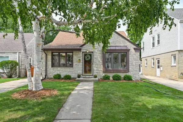 2329 N 89th STREET, Wauwatosa, WI 53226