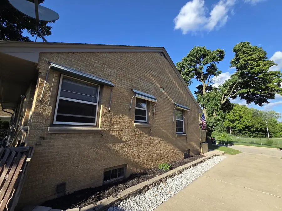 2527 S 82nd STREET, West Allis, WI 53219 - #3