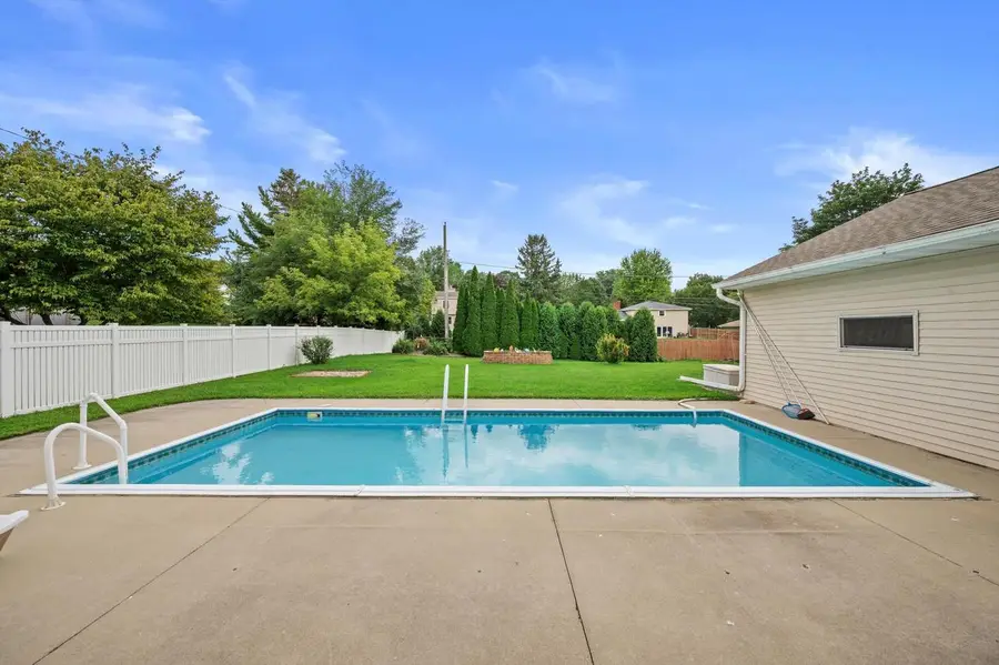 S21W23053 Hillside DRIVE, Waukesha, WI 53186 - #3