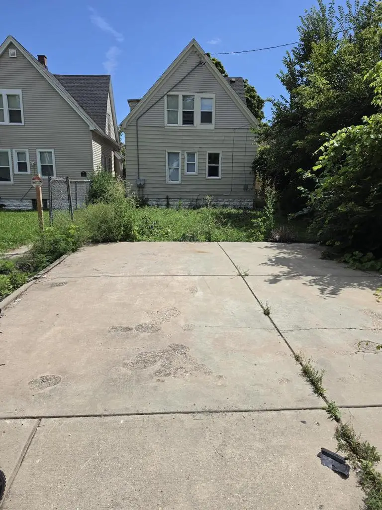 3737 N 10th STREET, Milwaukee, WI 53206 - #3