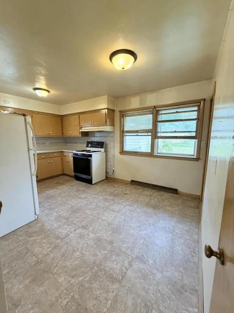 8261 W Daphne STREET, Milwaukee, WI 53223 - #2