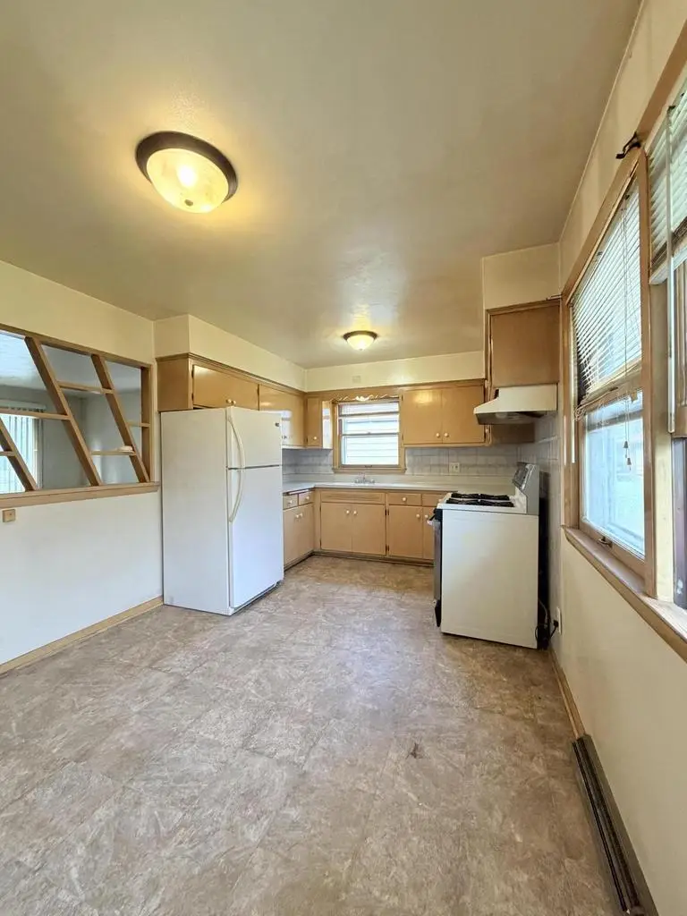 8261 W Daphne STREET, Milwaukee, WI 53223 - #3