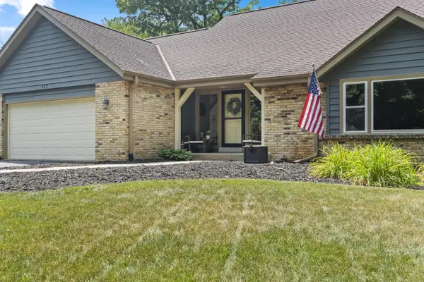 717 St Johns DRIVE, Delafield, WI 53018