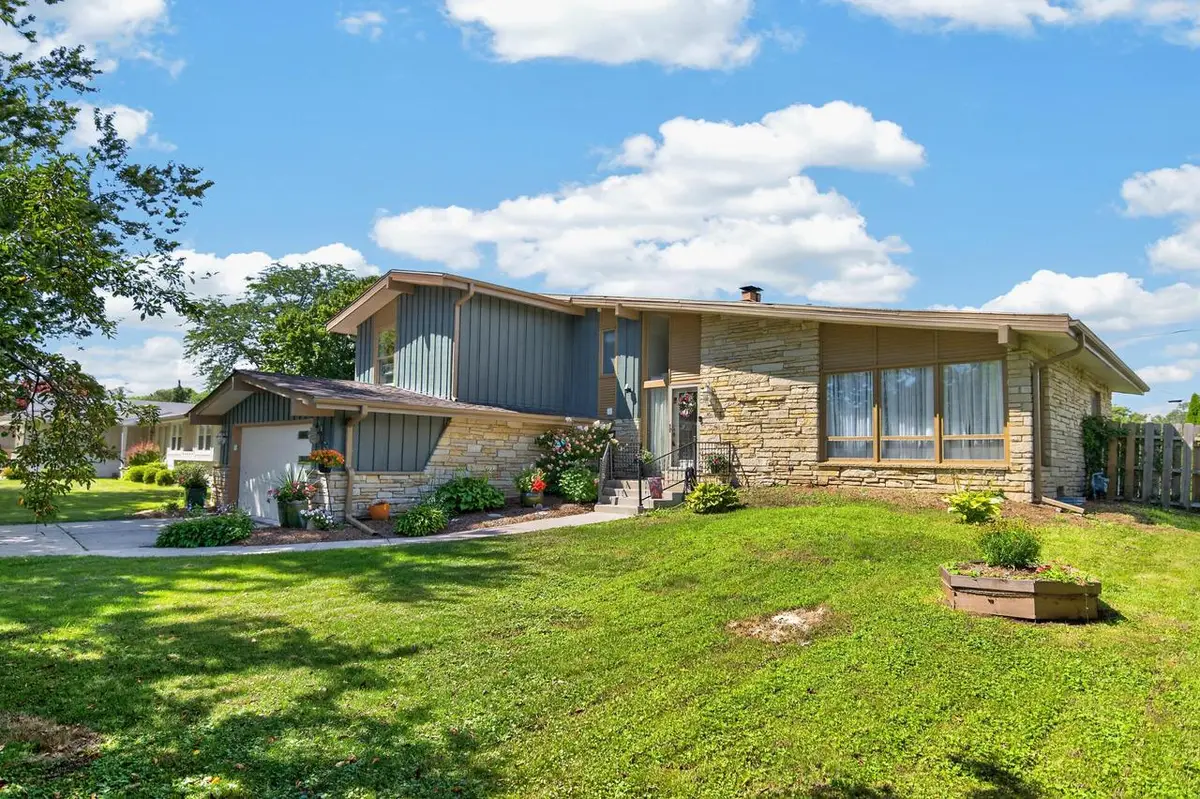 8755 N Pelham PARKWAY, Bayside, WI 53217 - #1