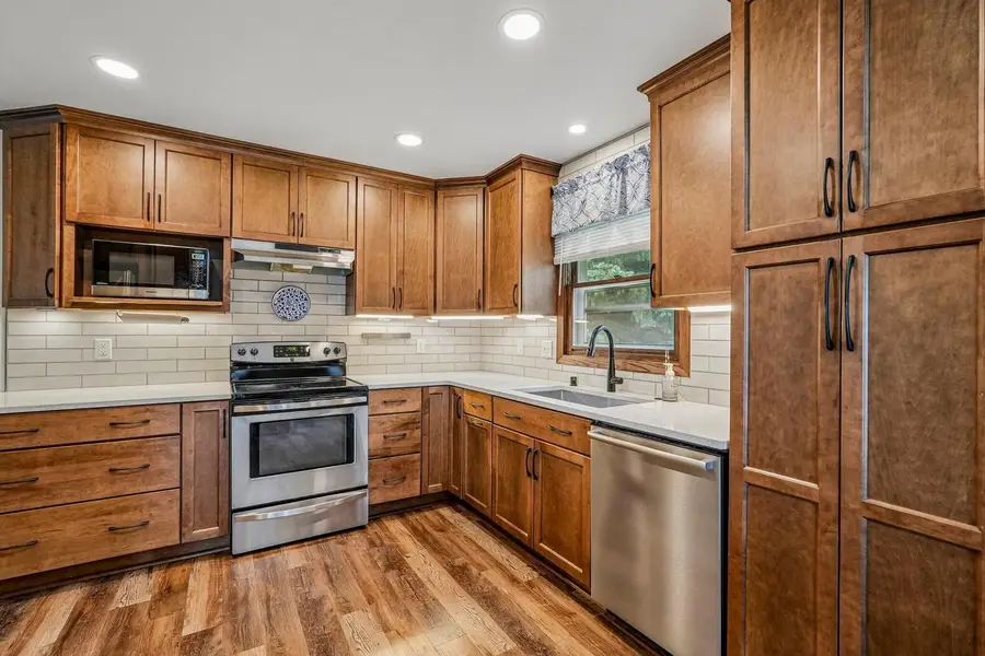 1118 Dogwood LANE, Waukesha, WI 53189 - #2