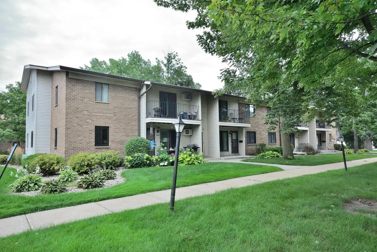 1686 S Carriage LANE, New Berlin, WI 53151 - #1