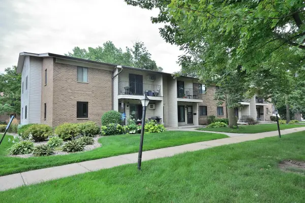 1686 S Carriage LANE, New Berlin, WI 53151