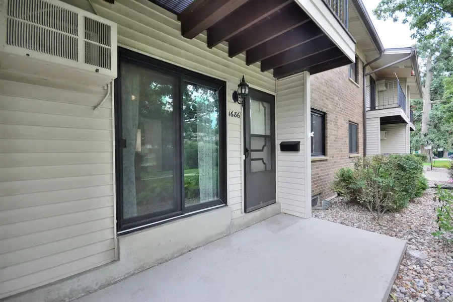 1686 S Carriage LANE, New Berlin, WI 53151 - #2